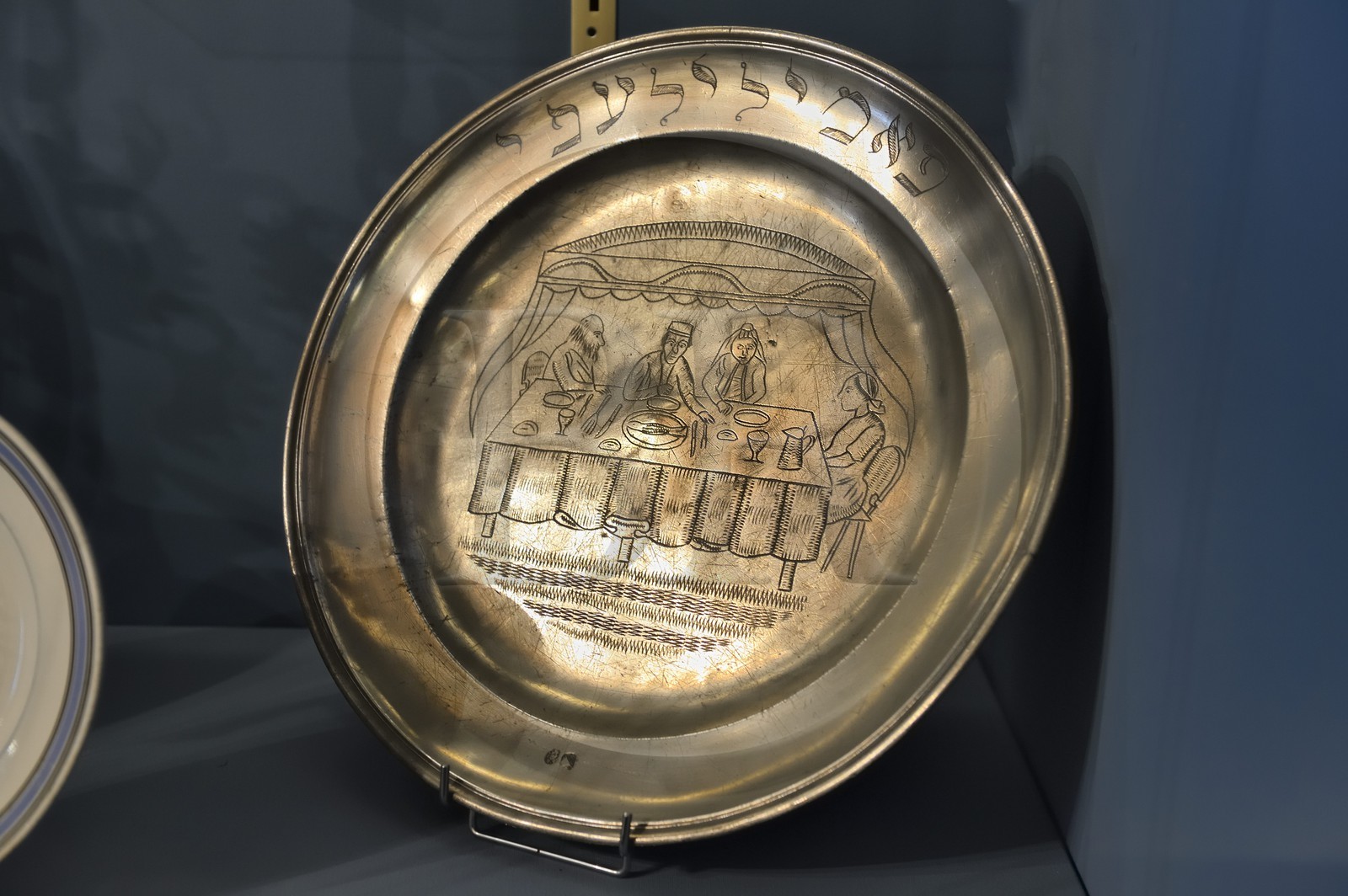 France, Bas-Rhin (67), Strasbourg, vieille ville classée au Patrimoine Mondial de l'UNESCO, le musée Alsacien, culture des Juifs d'Alsace, plat de chabbat, famille attablée devant un plat de poisson pour le chabbat France, Bas-Rhin (67), Strasbourg, vieille ville classée au Patrimoine Mondial de l'UNESCO, le musée Alsacien, culture des Juifs d'Alsace, plat de chabbat, famille attablée devant un plat de poisson pour le chabbat