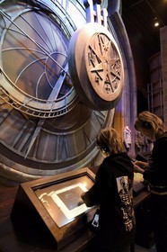 Royaume-Uni, Hertfordshire, Leavesden, Leavesden Film Studios, Harry Potter Studio Tour London, les coulisses du tournage des 8 films de Harry Potter, l'horloge à pendule géant du prisonnier d'Azkaban