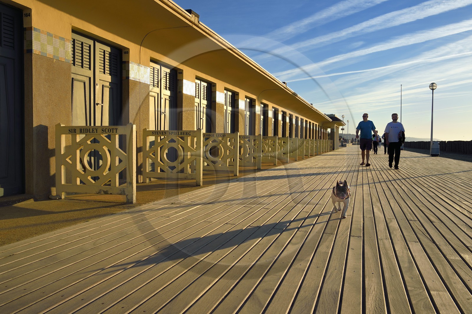 France, Calvados (14), Pays d'Auge, Deauville, les célèbres Planches sur la plage, bordée de cabines de bain de style Art déco, chacune d'elles portant le nom d'une célébrité ayant participé au Festival du cinéma américain de Deauville