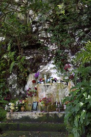 France, Ile de la Reunion, Saint Joseph, rivière Langevin sur les flanc du Volcan Piton de la Fournaise, petite chapelle à la Vierge en bordure de route