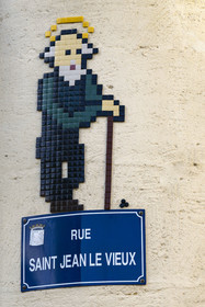 France, Vaucluse (84), Avignon, Saint-Jean en émaux pour habiller la plaque de rue de la rue Saint-Jean-le-Vieux par le street-artiste orléanais Mifamosa