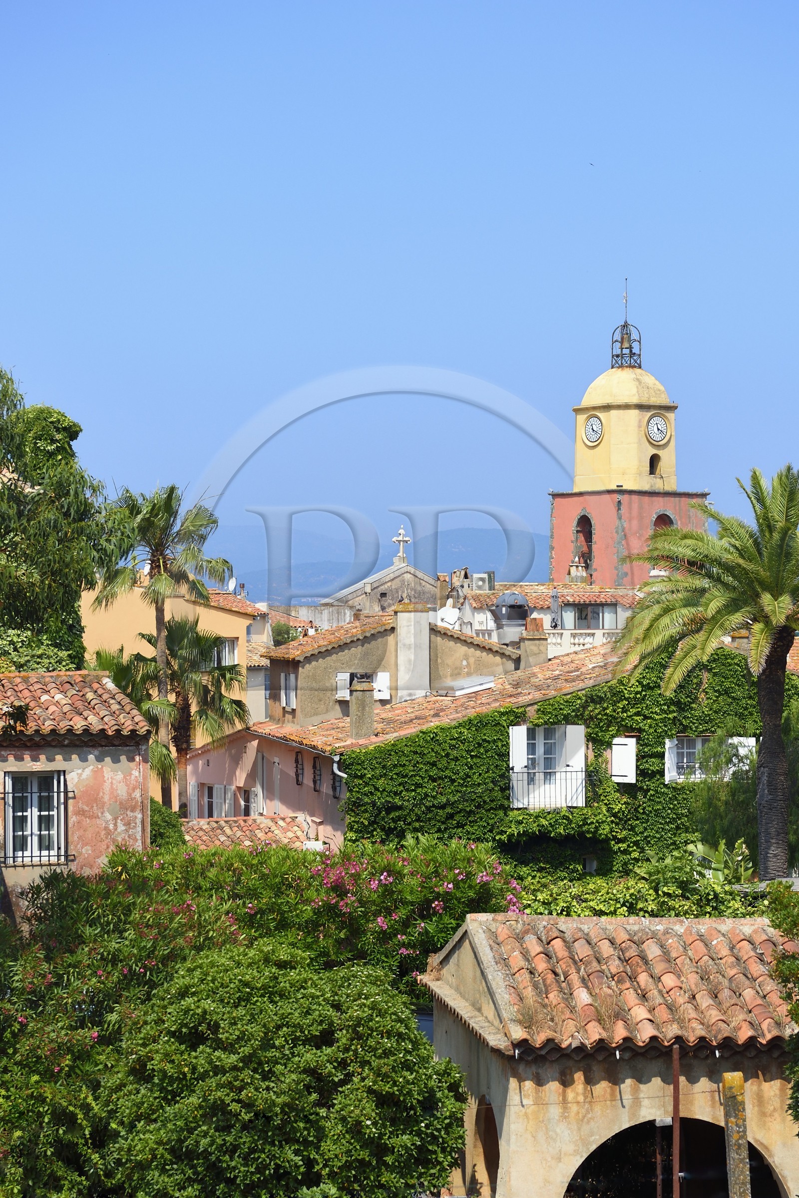 France, Var (83), Saint-Tropez,  église paroissiale Notre-Dame de l'Assomption depuis la citadelle France, Var (83), Saint-Tropez,  église paroissiale Notre-Dame de l'Assomption depuis la citadelle