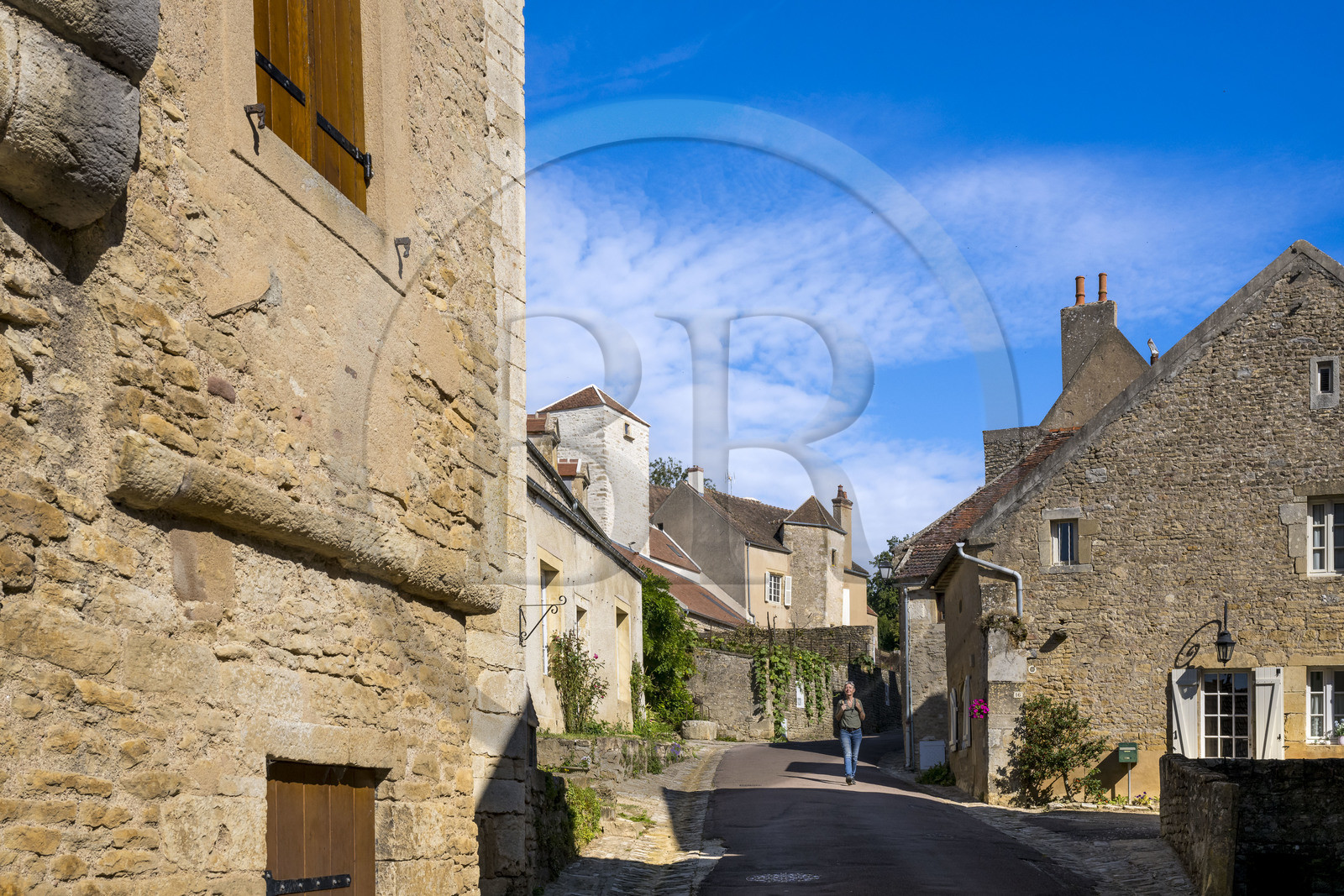 France, Yonne (89), Montréal (Bourgogne), randonneuse descendant la  la Grand-Rue