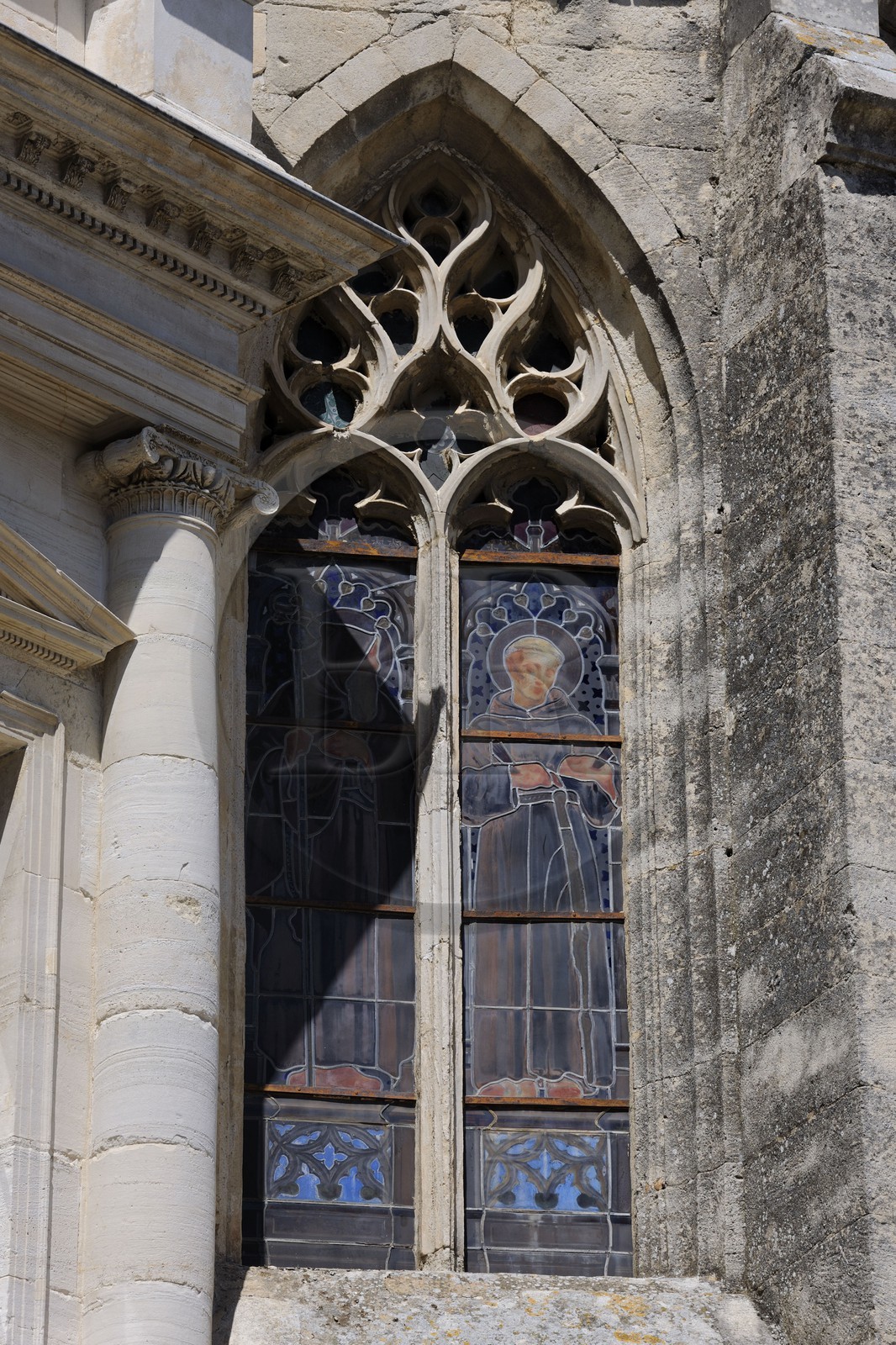 France, Gard (30), Uzès, classée ville d'art et d'histoire, château Ducal dit le Duché d'Uzès, classé monument historique, vitrail de la chapelle