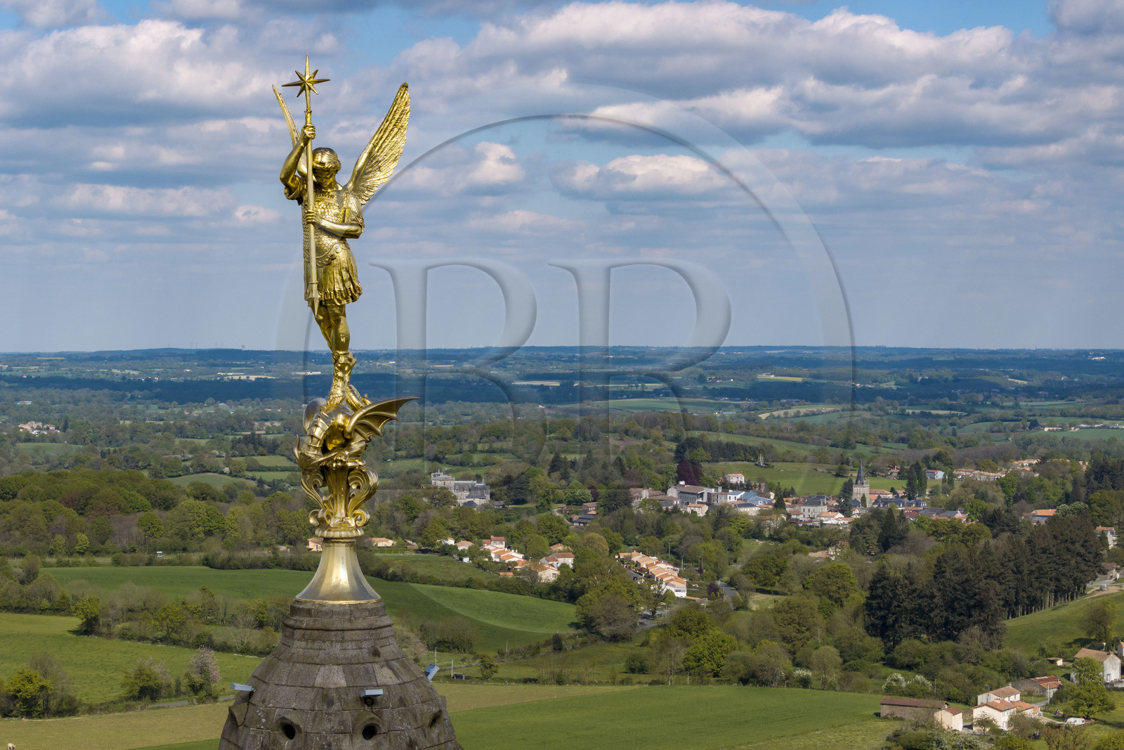 France, Vendée (85), Sèvremont, Saint-Michel-Mont-Mercure, l'église avec sa statue de l'archange Saint-Michel (vue aérienne)