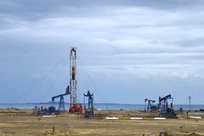 Azerbaïdjan, Bakou, puits de pétrole dans un champ d'extraction en périphérie de la ville