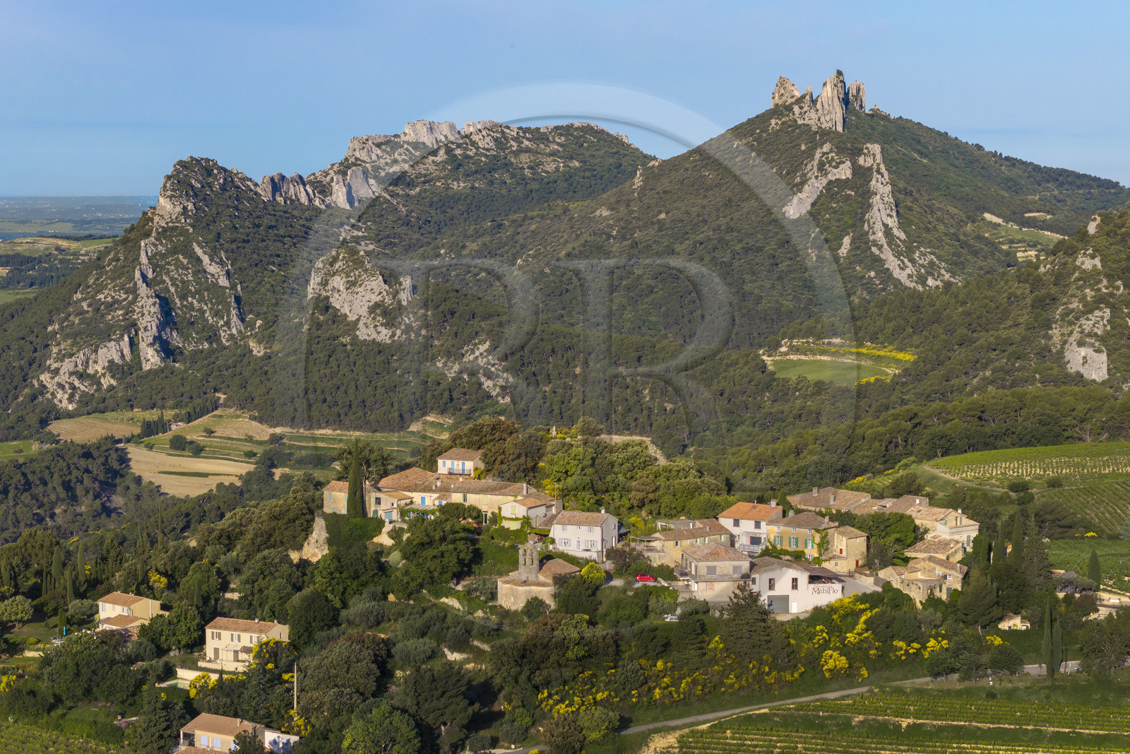 France, Vaucluse (84), Dentelles de Montmirail, le village de Suzette, le Clapis prolongé par le Grand Montmirail à gauche et les Dentelles Sarrasines à droite en arrière plan (vue aérienne)