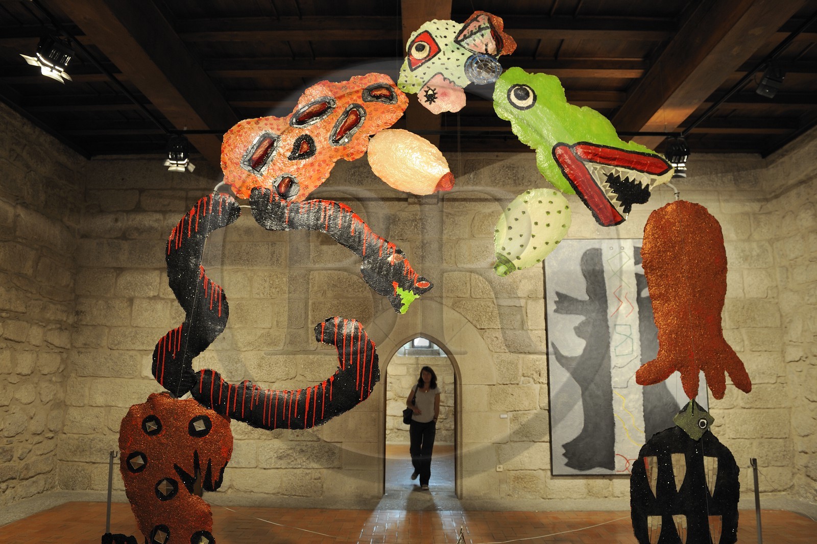 Portugal, région du Minho, Guimaraes, ville classée Patrimoine Mondial de l' UNESCO, Paço dos Duces de Bragança (Palais des Ducs de Bragance), oeuvre de l'artiste contemporain José de Guimaraes Portugal, région du Minho, Guimaraes, ville classée Patrimoine Mondial de l' UNESCO, Paço dos Duces de Bragança (Palais des Ducs de Bragance), oeuvre de l'artiste contemporain José de Guimaraes