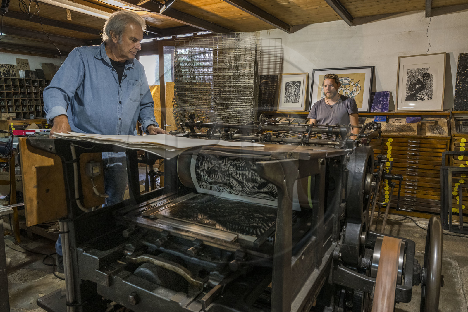 France, Hérault (34), Sète, Atelier DPJ, éditeur et imprimeur d'art, xylogravure, impression de bois gravé sur presse typographique Miehle de 1911