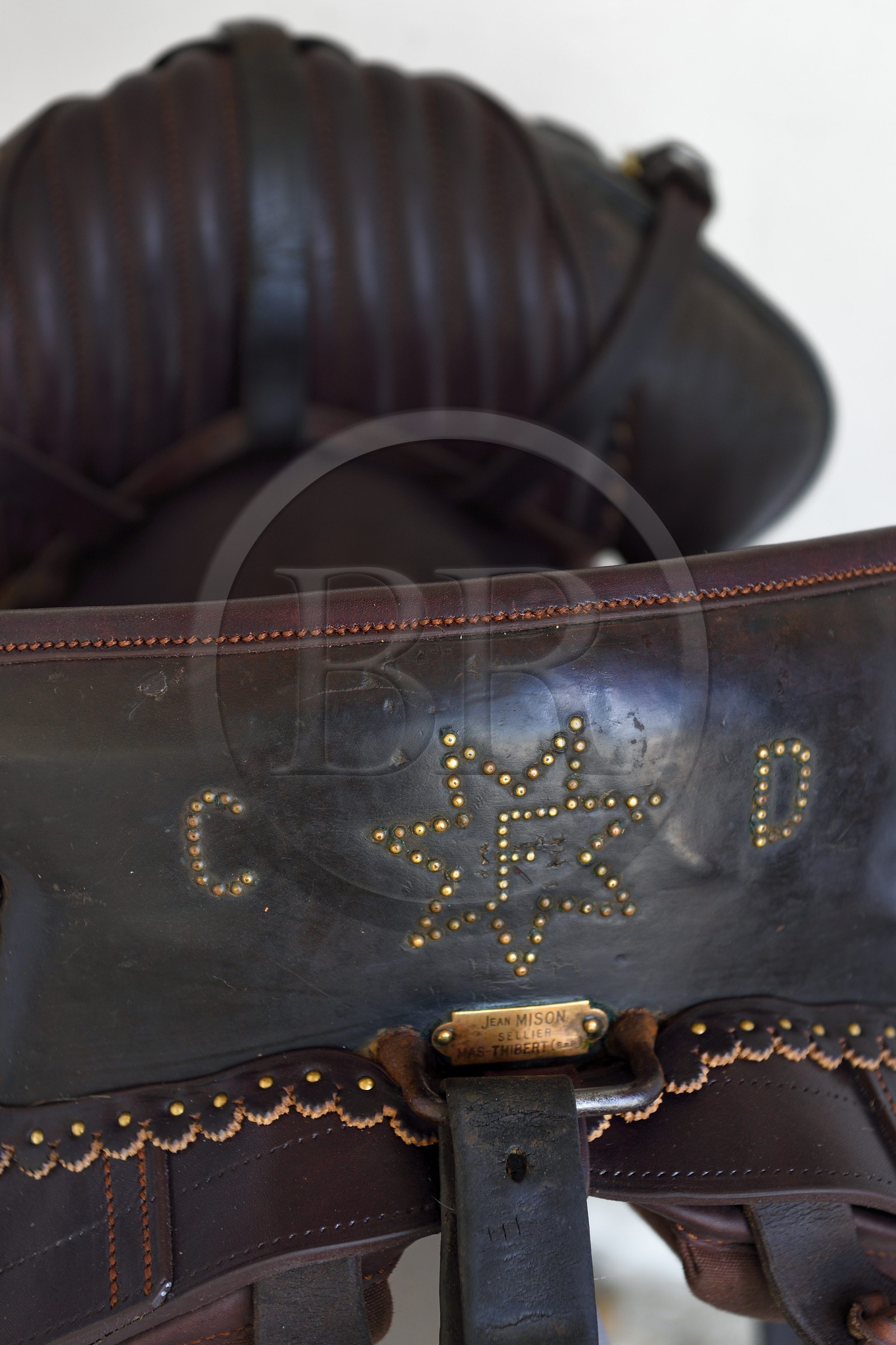 France, Bouches-du-Rhône (13), Les Saintes-Maries-de-la-Mer, le Mas Cacharel, selle de gardian camarguais marqué aux initiales du propriétaire Florian Colomb de Daunant