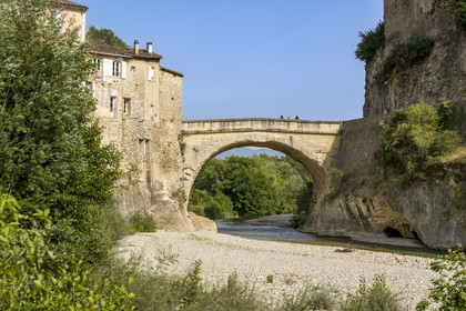 France, Vaucluse (84), Vaison-la-Romaine, le pont romain sur l'Ouvèze datant du 1er siècle apr. J.-C. qui relie la ville basse et la ville médiévale