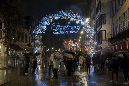 France, Bas-Rhin (67), Strasbourg, vieille ville classée au Patrimoine Mondial de l’UNESCO, Strasbourg Capitale de Noël s'affiche à l'entrée de la rue du Vieux-Marché-aux-Poissons