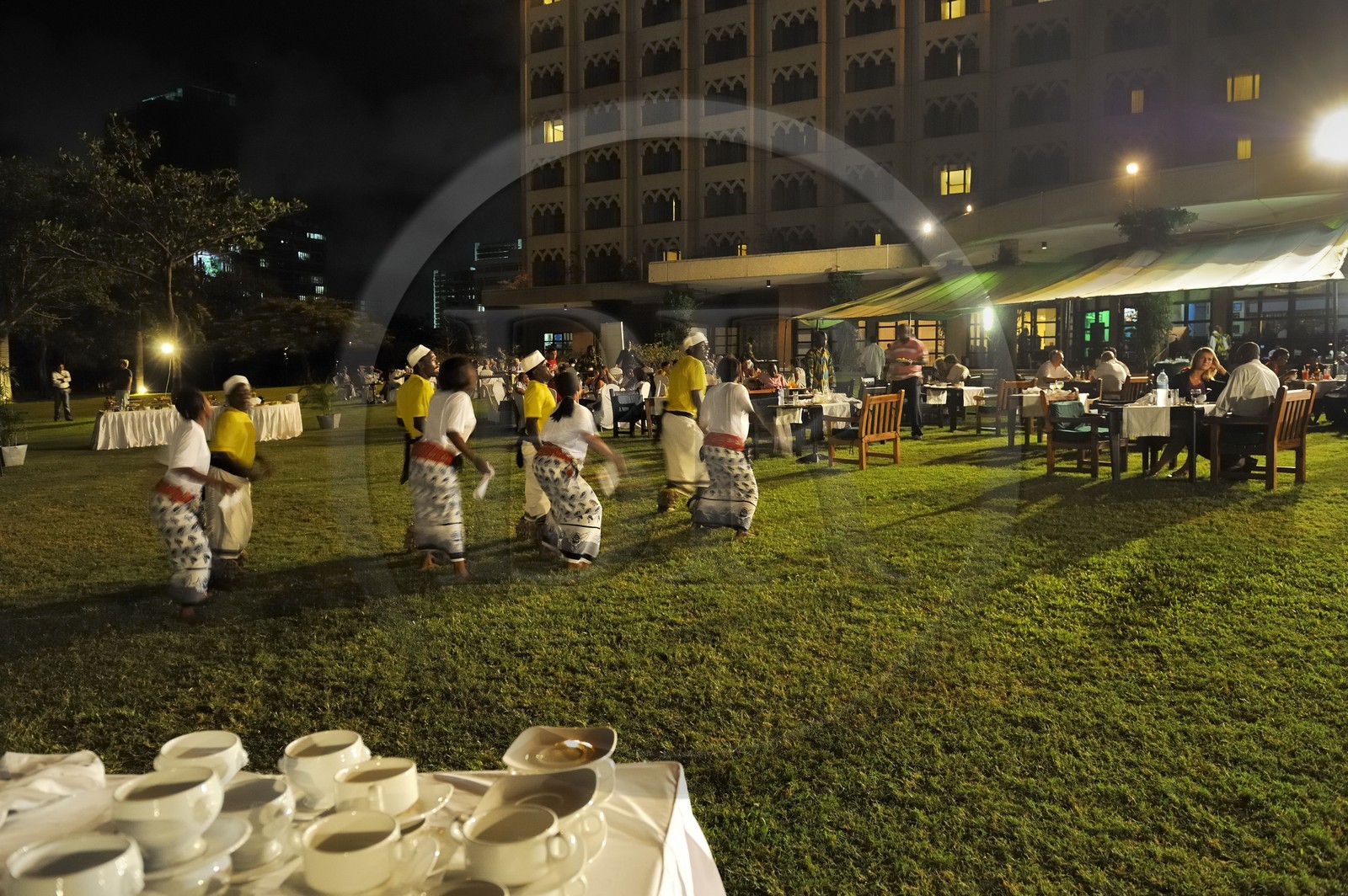 Tanzanie, Dar es-Salaam hôtel Mövenpick, spectacle de danses traditionnelles dans les jardins