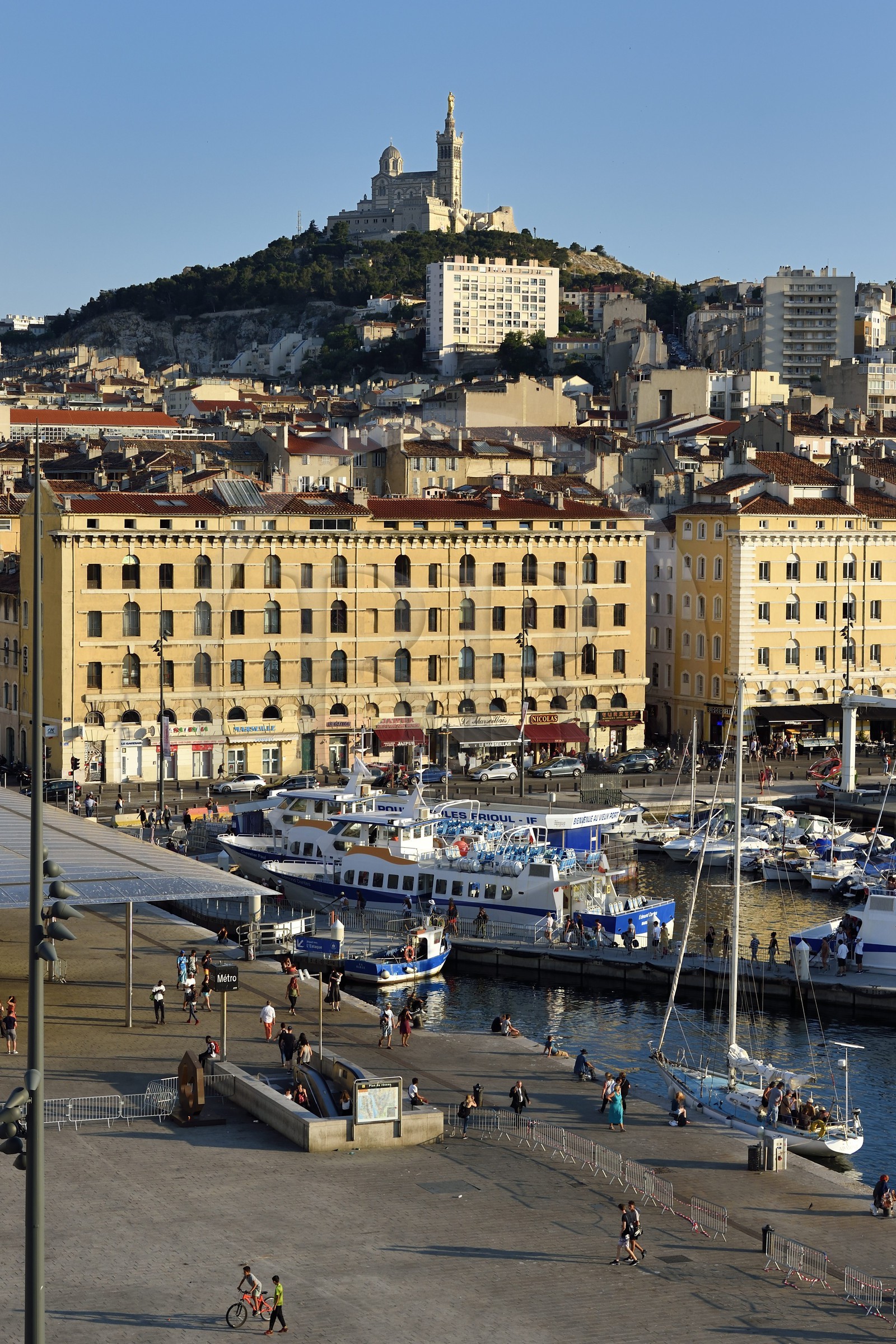 France, Bouches-du-Rhône (13), Marseille, Le Vieux Port, quai de Rive Neuve et quai de la Fraternité, la basilique Notre Dame de la Garde en arrière plan