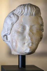 France, Bouches-du-Rhône (13), Parc Naturel Régional des Alpilles, Saint-Rémy-de-Provence, Hotel de Sade, centre des Monuments Nationaux, qui abrite le musée archéologique du site de Glanum, portrait de Livie, épouse d'Auguste en marbre blanc (fin Ier siècle av. J.-C.)