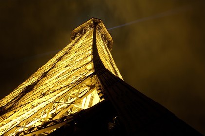 France, Paris (75), la Tour Eiffel illumin