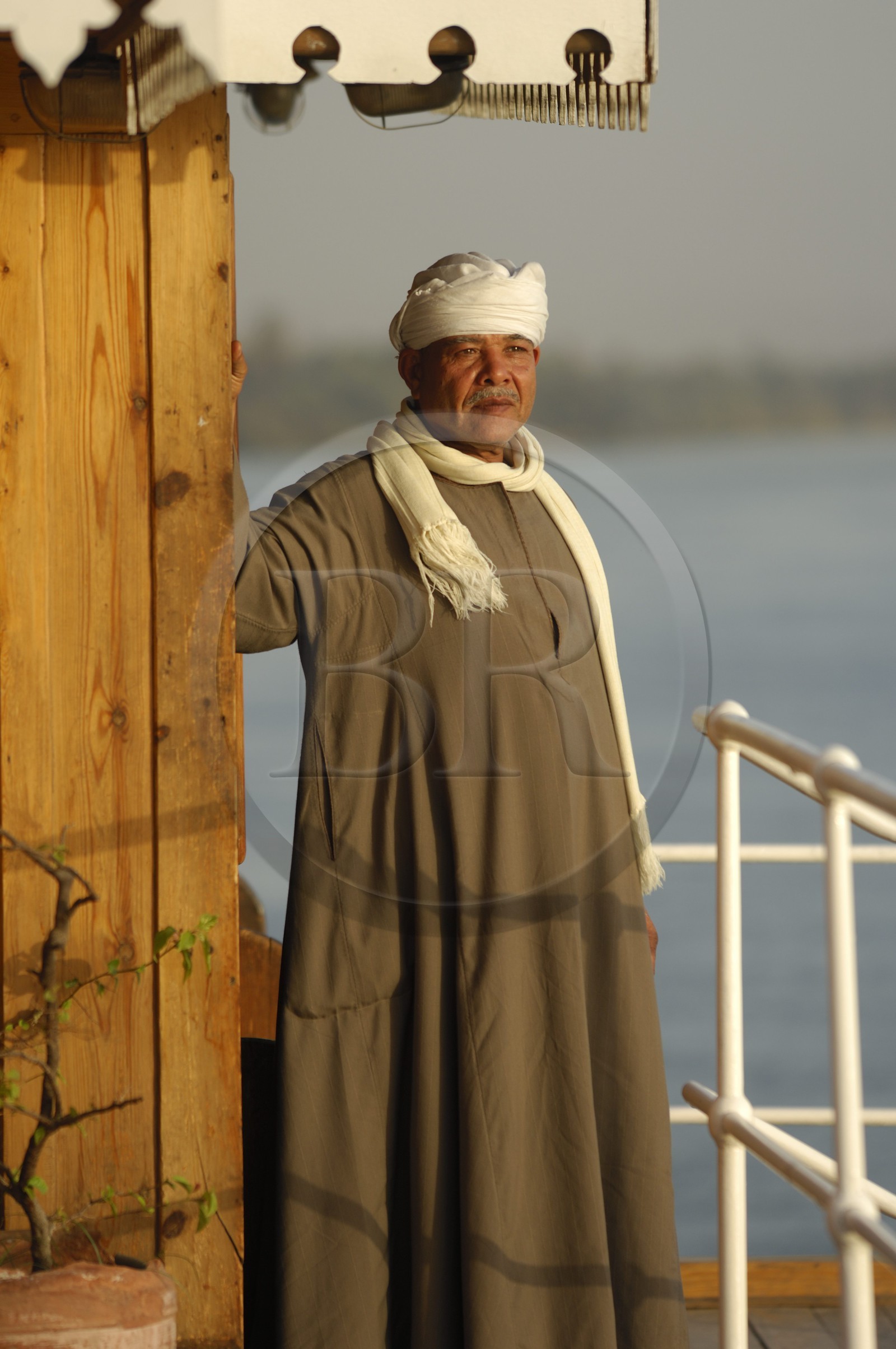 Egypte, Haute Egypte, croisière sur le Nil entre Louxor et Assouan, le capitaine (rais) du Steam Ship Sudan