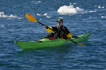 Groenland, cote ouest, baie de Disko, baie de Quervain, kayak progressant au milieu des icebergs