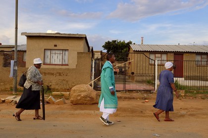 Afrique du Sud, province de Gauteng, Johannesburg, Soweto, quartier de Diepkloof, le township le long de Immink drive, retour de la messe du dimanche