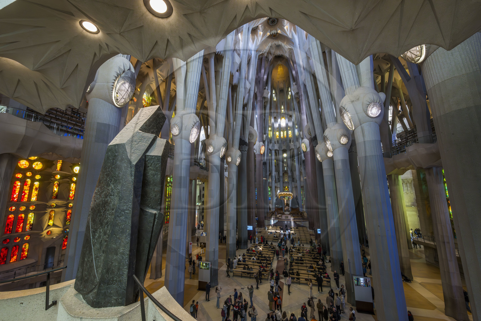 Espagne, Catalogne, Barcelone, quartier de l'Eixample, basilique de la Sagrada Familia de l'architecte du modernisme catalan Antoni Gaudi classée Patrimoine Mondial de l'UNESCO, vue de la nef depuis la facade de la Gloire, au premier plan la statue en bronze de Saint Georges par le sculpteur Subirachs