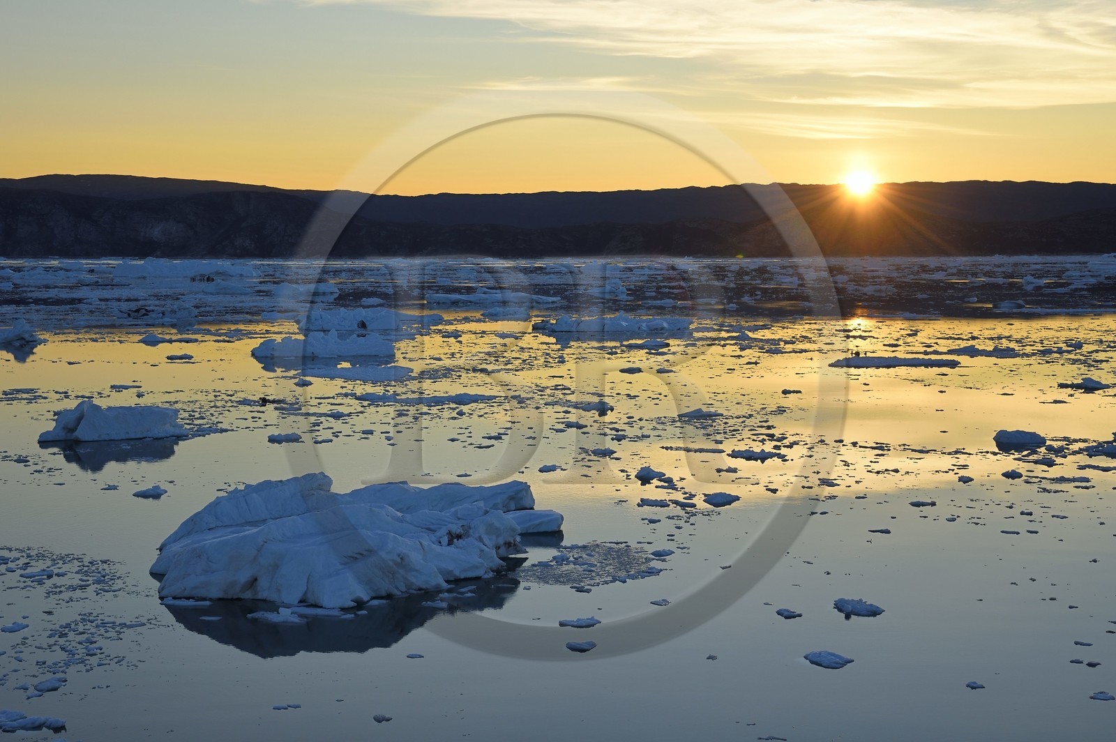 Groenland, cote ouest, baie de Disko, icebergs dans la baie de Quervain au coucher de soleil