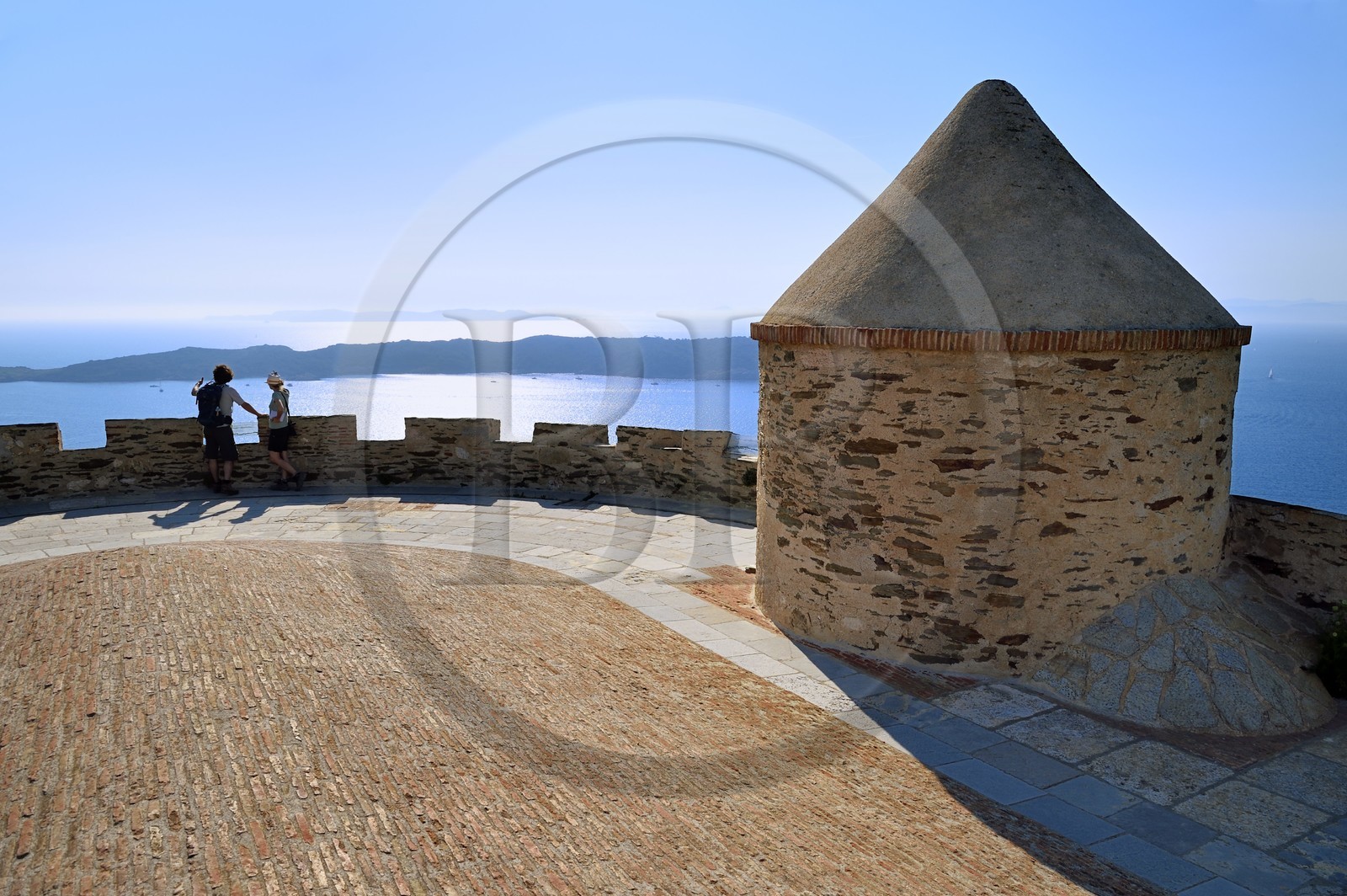 France, Var (83), Iles d'Hyères, parc national de Port Cros, Ile de Port-Cros, le Fort de l'Estissac surplombe la rade de Port Cros et l'Ile de Bagaud qui est une réserve intégrale en arrière plan