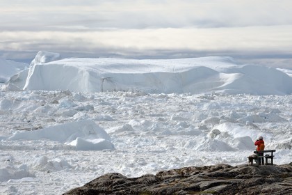 Groenland, cote ouest, baie de Disko, Ilulissat, randonneur en bordure du fjord glacé classé Patrimoine Mondial de l'UNESCO qui est l’embouchure maritime du glacier Sermeq Kujalleq (Jakobshavn Glacier)
