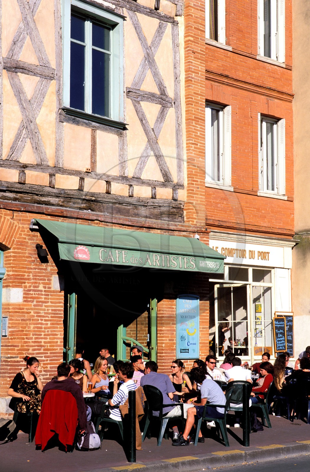 France, Haute-Garonne (31), Toulouse, terrasse de café sur le place de le Daurade