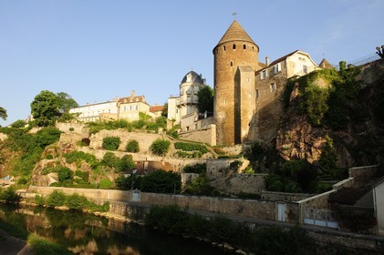 France, Côte d'Or (21), Semur-en-Auxois, la Tour Margot dominant les bords de la rivière l'Armançon