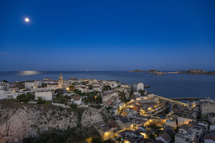 France, Bouches-du-Rhône (13), Marseille, quartier d'Endoume, le Vallon des Auffes, l'archipel du Frioul avec le Chateau d'If en arrière plan