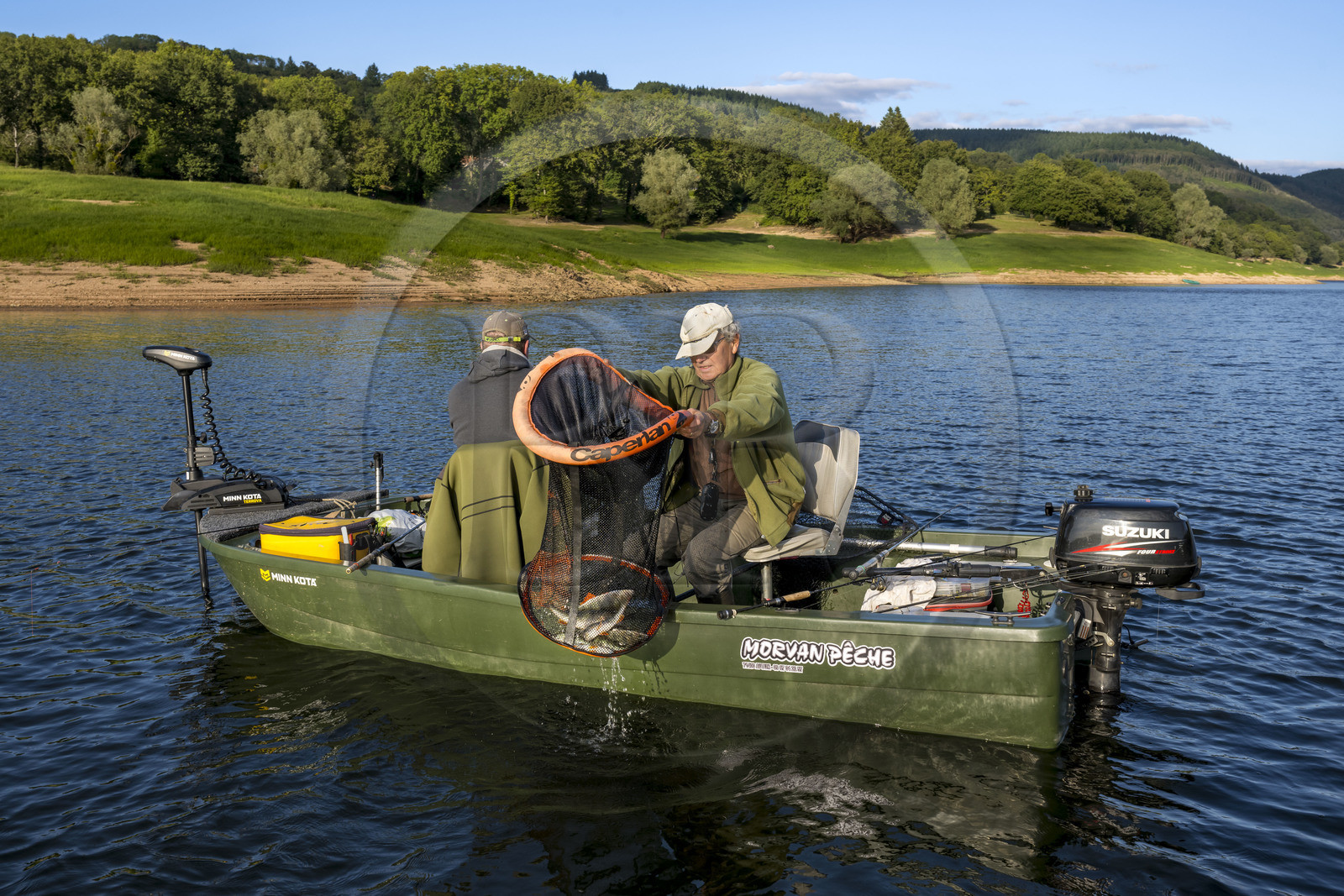France, Nièvre (58), Parc naturel régional du Morvan, Chaumard, lac de Pannecière, pêche à la ligne sur une barque, Claude et Christophe ont pêchés une perche barrée