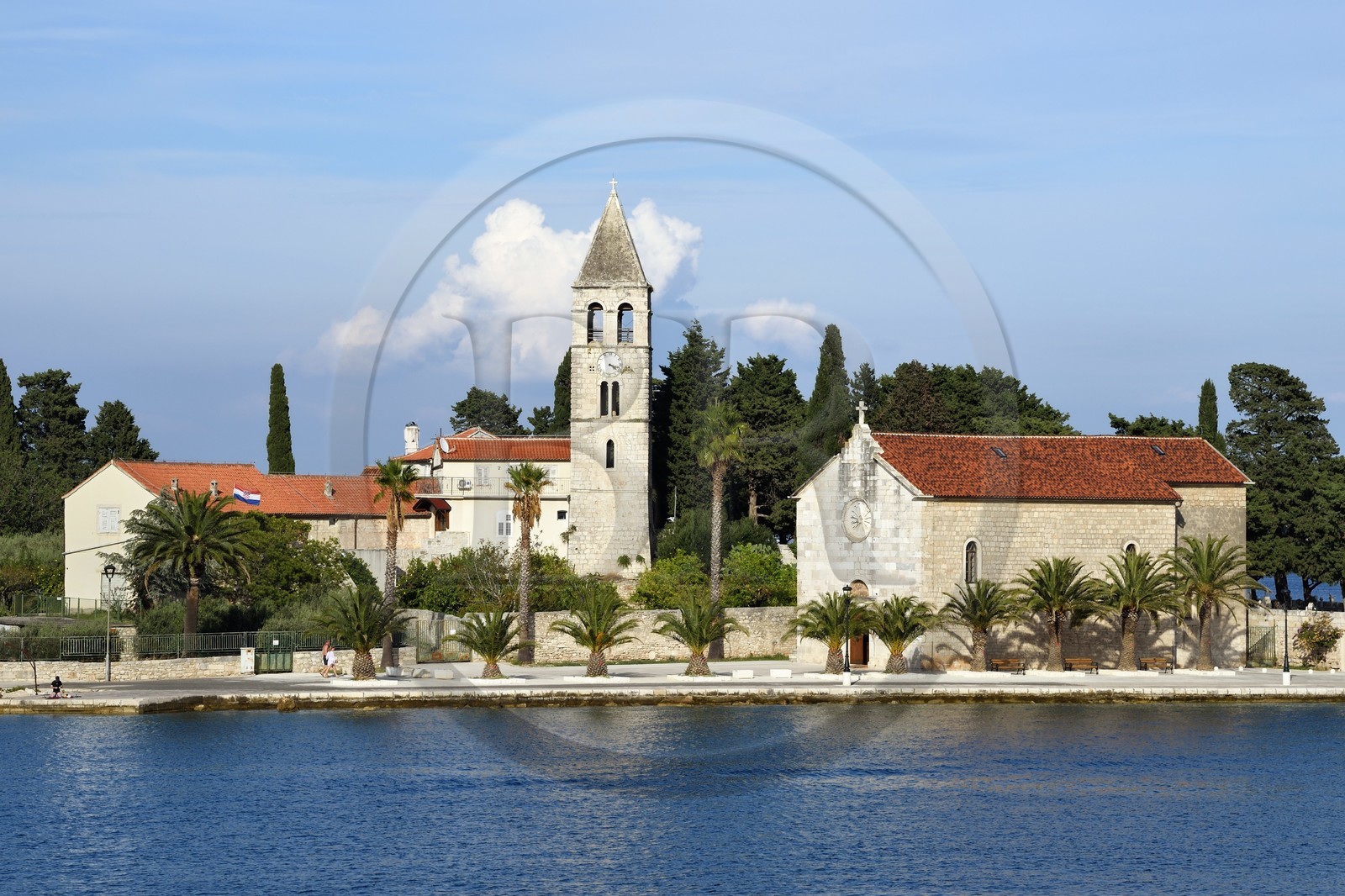 Croatie, Dalmatie, cote dalmate, Ile de Vis, village de Vis, monastère Saint-Jérome édifié au XVIe siècle par les franciscains sur la petite péninsule de Pirovo