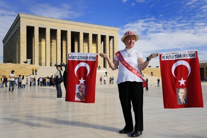 Turquie, Anatolie centrale, Ankara, ardente supporter d'Atatürk devant le mausolée d'Atatürk
