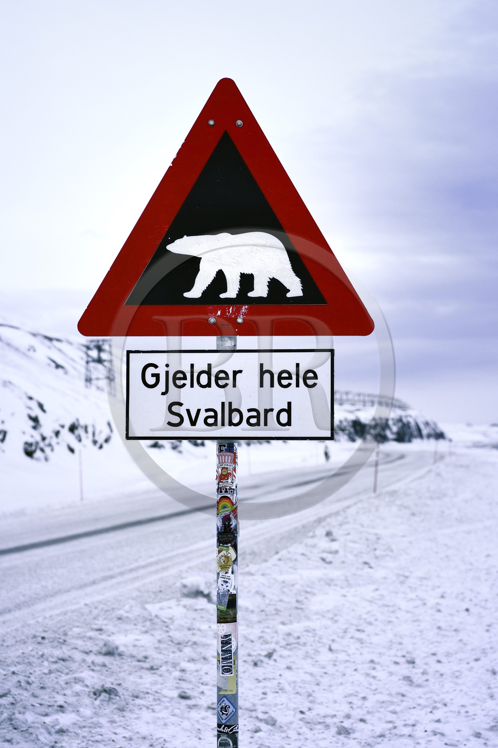 Norvège, Svalbard, Spitzberg, Longyearbyen, panneau de signalisation de danger potentiel de présence d'ours blanc, Gjelder hele Svalbard s'applique à tout le Svalbard Norvège, Svalbard, Spitzberg, Longyearbyen, panneau de signalisation de danger potentiel de présence d'ours blanc, Gjelder hele Svalbard s'applique à tout le Svalbard