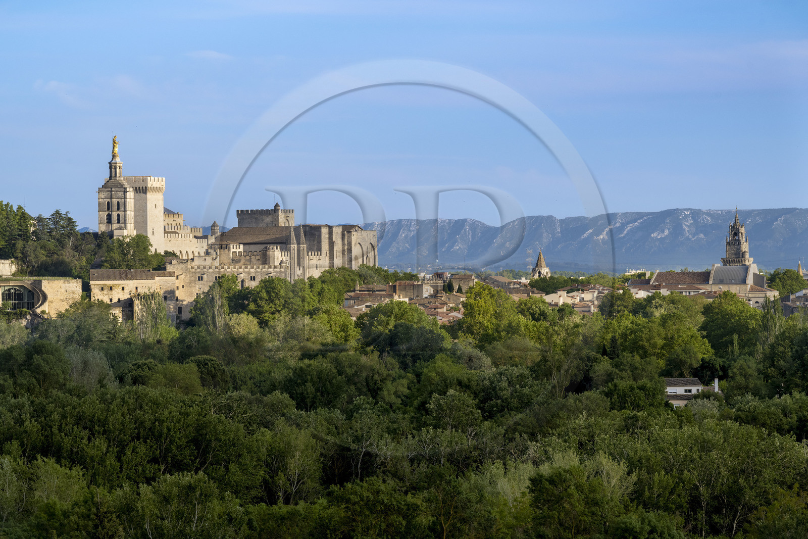 France, Vaucluse (84), Avignon, Palais des Papes classé Patrimoine mondial de l'UNESCO et le massif montagneux des Alpilles en arrière plan