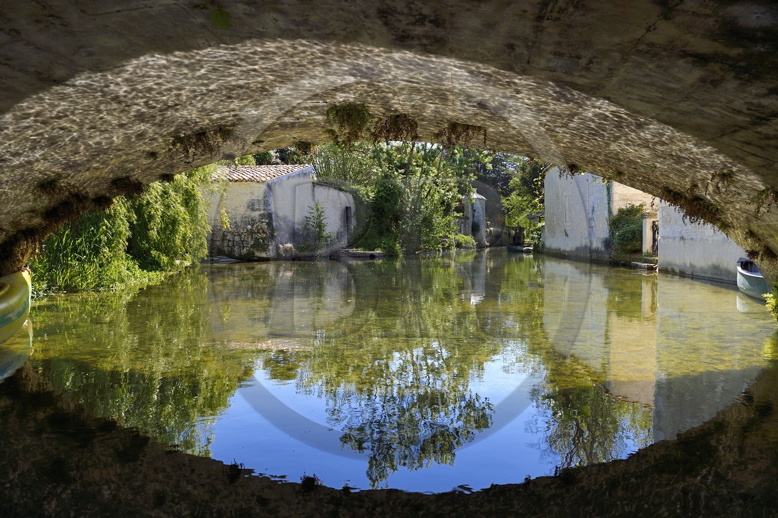 France, Charente (16), Bassac, pont sur la Guirlande, un affluent de la Charente