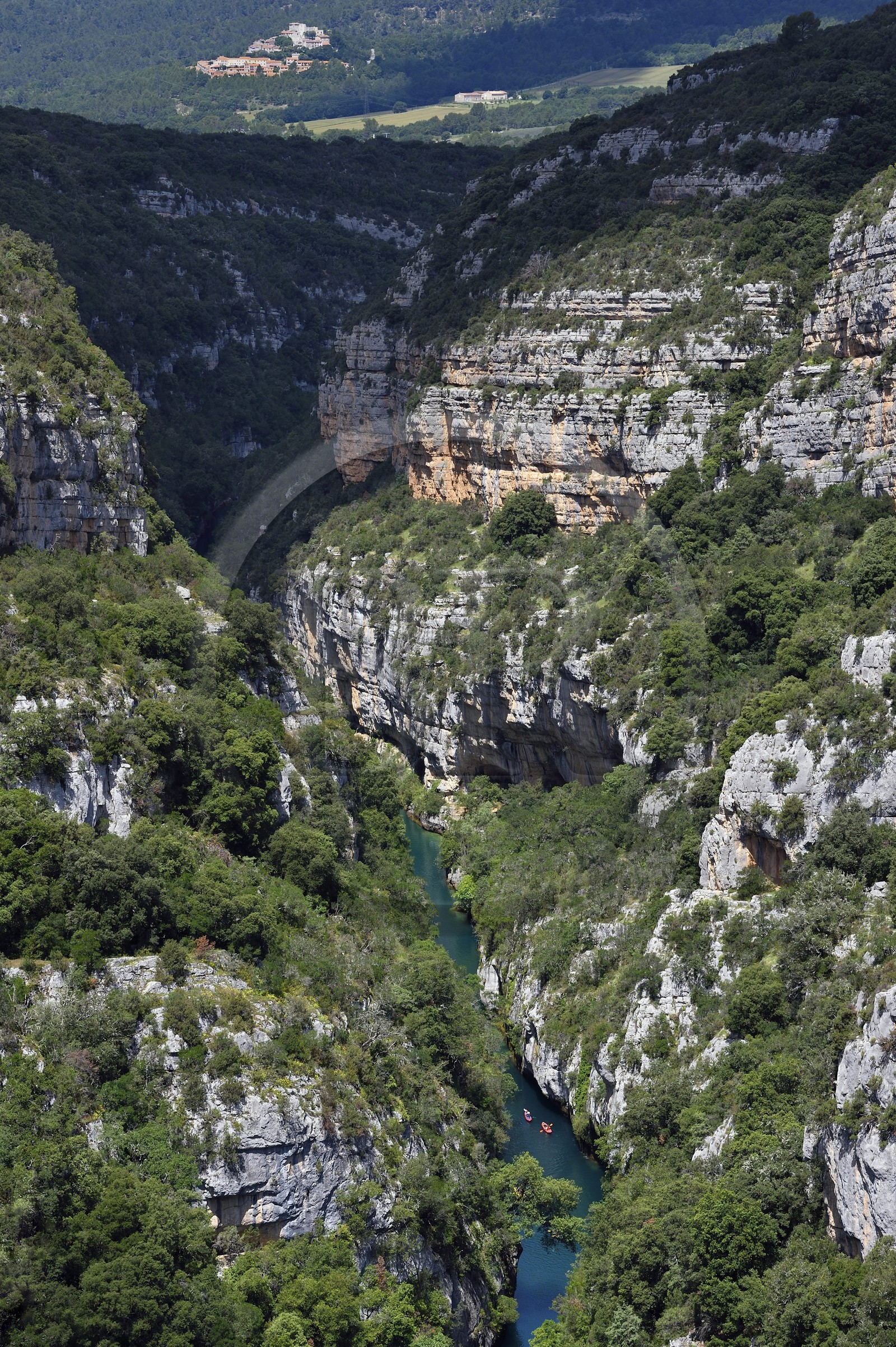 France, Var (83) rive gauche et Alpes-de-Haute-Provence (04) rive droite, Parc Naturel Régional du Verdon, Basses Gorges du Verdon en aval du lac de Sainte Croix, kayaks dans les gorges de Baudinard