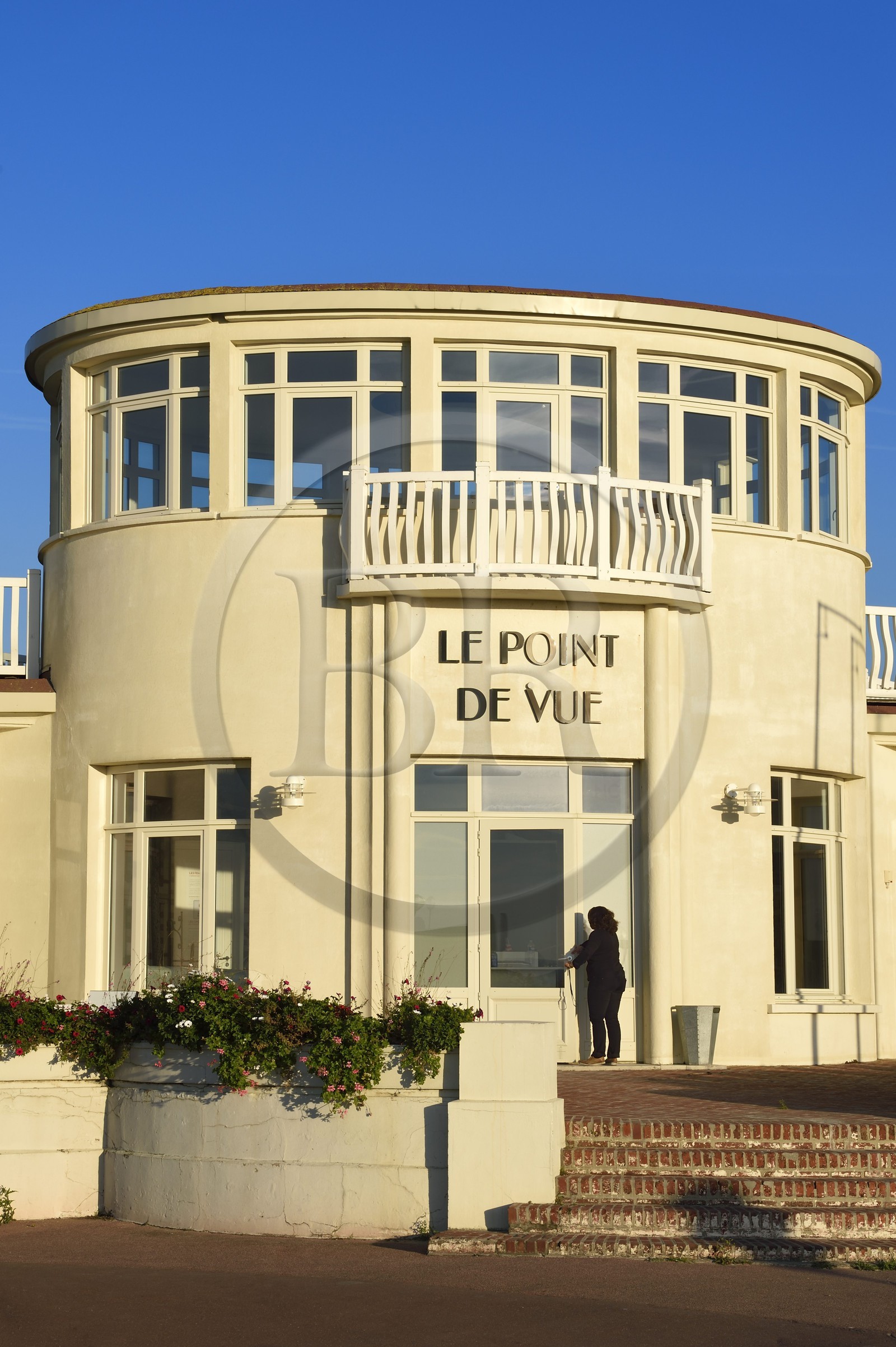 France, Calvados (14), Pays d'Auge, Deauville, Le Point de Vue est l’ancien club-house du Deauville Yacht Club conçu par l’architecte Georges Wybo