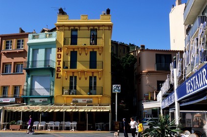 France, Pyrénées-Orientales (66), immeubles du front de mer de Cerbère sur la Côte Vermeille à la frontière espagnole