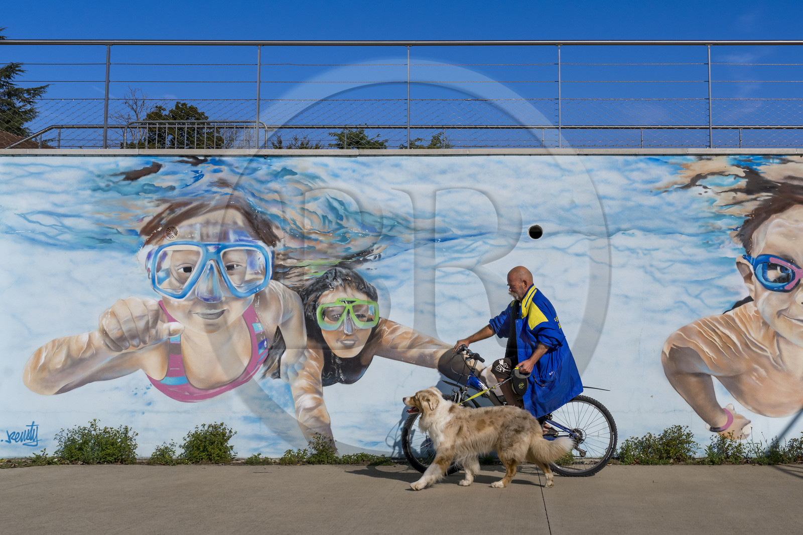 France, Nièvre (58), Nevers, port de plaisance de la Jonction, la fresque de street art à la gloire de l’ancienne piscine en plein air dans un des anciens bassins réalisée par l'artiste Damien Tissier alias Keusty