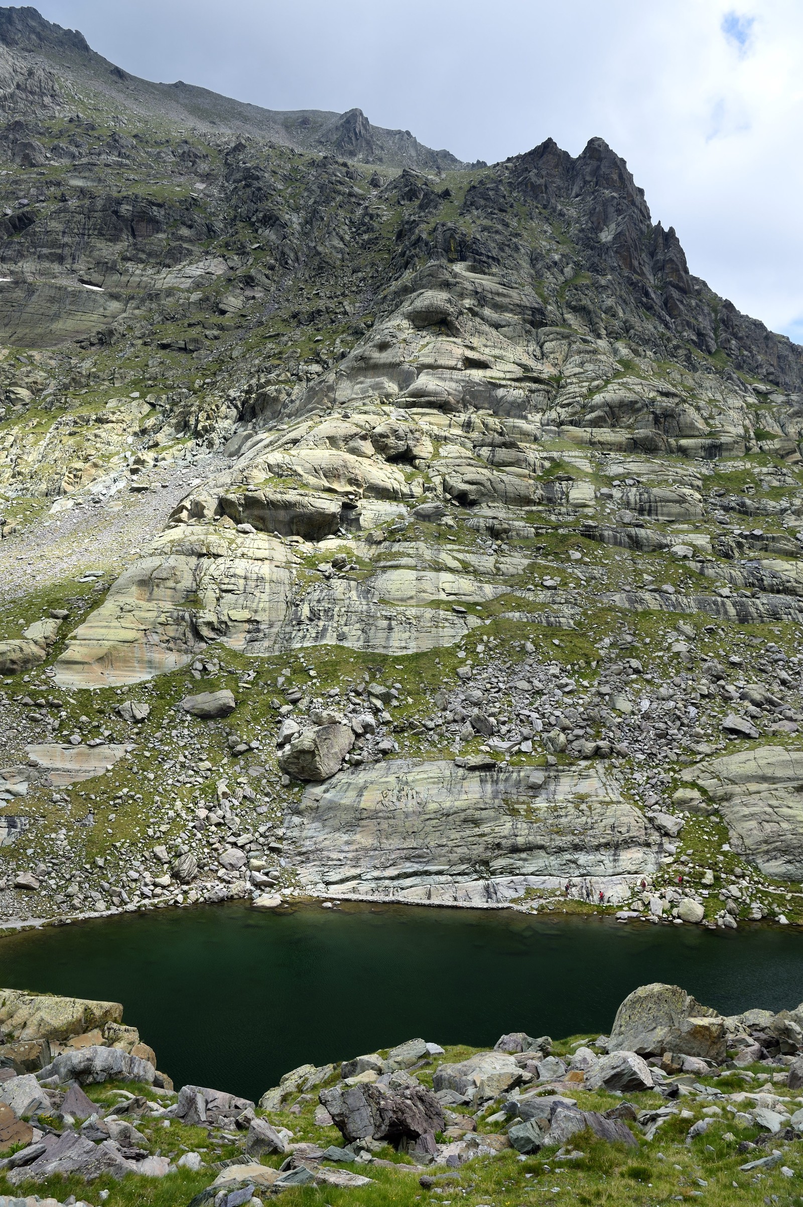 France, Alpes-Maritimes (06), parc national du Mercantour, Vallée des Merveilles parsemée de milliers de gravures rupestres de l'Age de bronze, randonneurs sur le sentier de randonnée GR 52 au bord du lac des Merveilles au pied du Mont Bégo