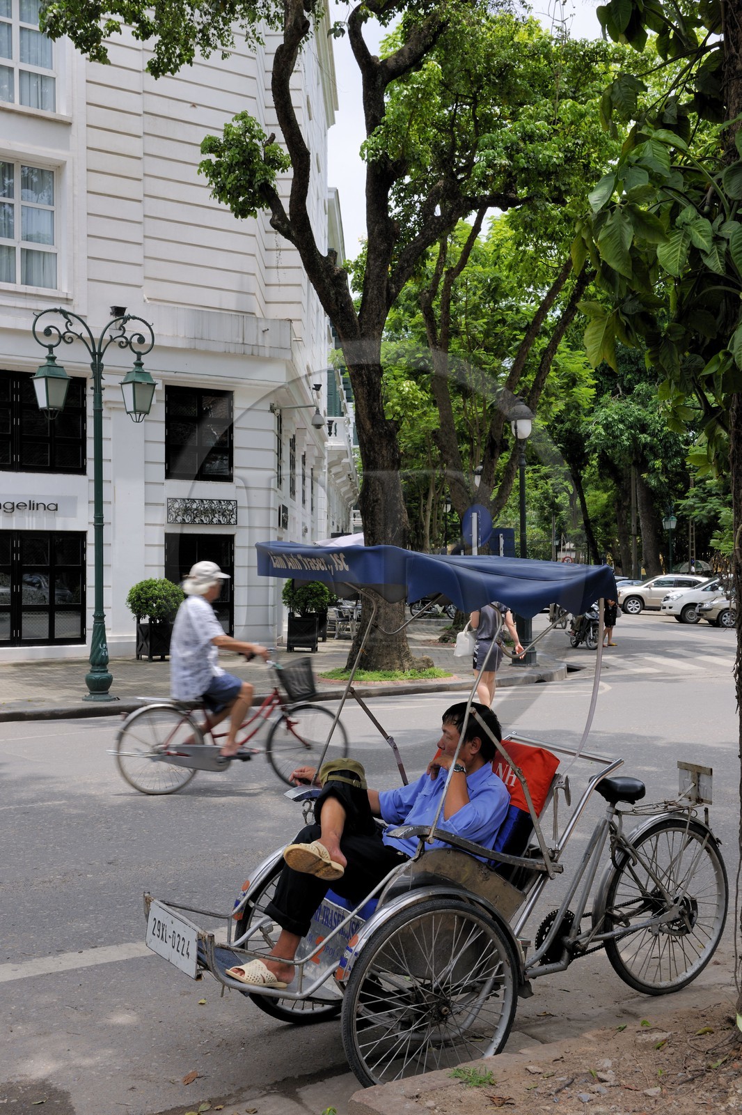 Vietnam, Hanoï, cyclo pousse dans la vieille ville devant l'hôtel Metropole