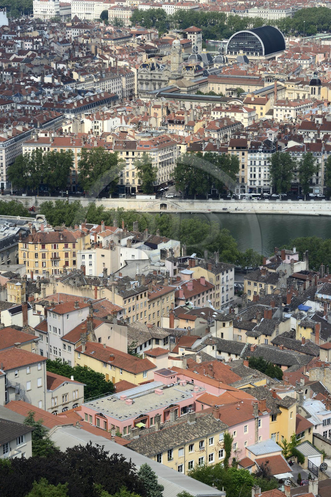 France, Rhône (69), Lyon, site historique classé Patrimoine Mondial de l'UNESCO, le Vieux Lyon en premier plan, la Saône, l'Hôtel de Ville sur la Place des Terreaux et toit noir moderne de l'Opera en arrière plan France, Rhône (69), Lyon, site historique classé Patrimoine Mondial de l'UNESCO, le Vieux Lyon en premier plan, la Saône, l'Hôtel de Ville sur la Place des Terreaux et toit noir moderne de l'Opera en arrière plan