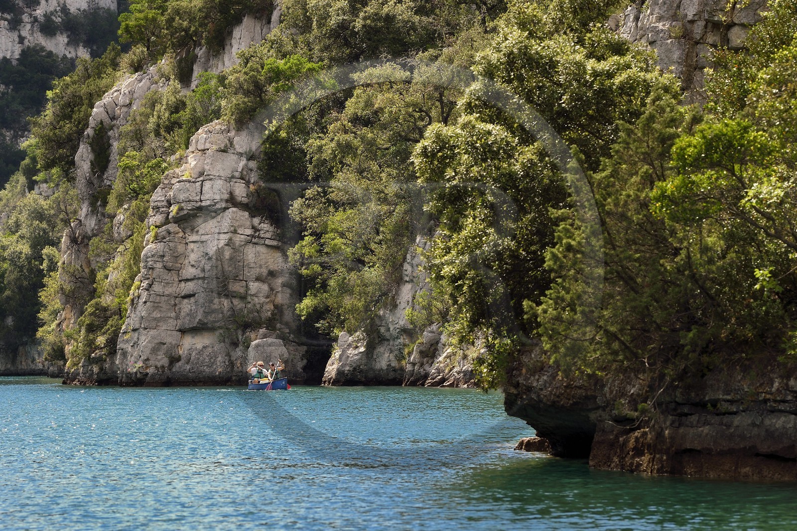 France, Alpes-de-Haute-Provence (04), Parc Naturel Régional du Verdon, kayak dans les Basses Gorges du Verdon en aval du lac de Sainte Croix