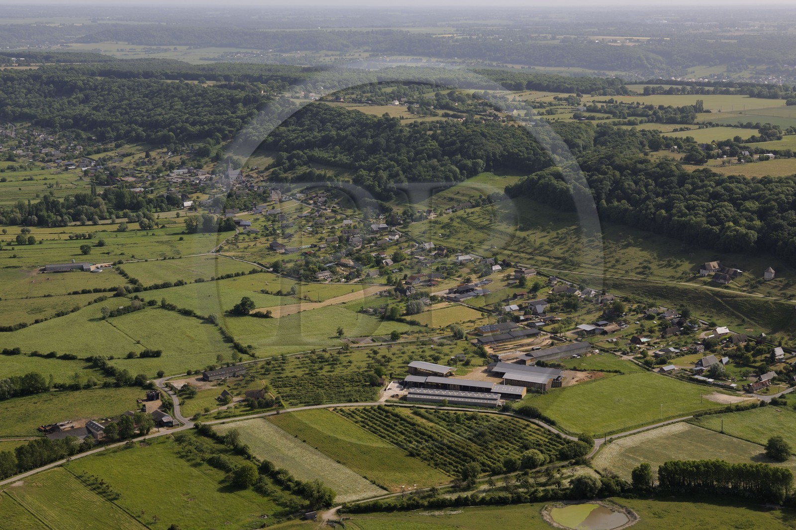France, Eure (27), commune de Marais-Vernier au pied du promontoire rocheux qui sépare le Marais-Vernier de la vallée de la Risle (vue aérienne)