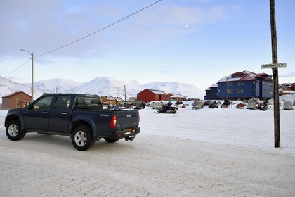 Norvège, Svalbard, Spitzberg, Longyearbyen, voiture et motoneige se cotoient