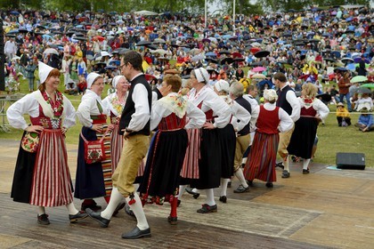 Suède, comté de Dalécarlie, Leksand, les très populaires célébrations du solstice d'été pour la Saint-Jean, danses folkloriques en costumes traditionnels