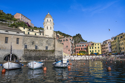Italie, Ligurie, Cinque Terre, parc national des Cinque Terre classé Patrimoine Mondial de l'UNESCO, village de Vernazza, l'église paroissiale de Sainte Marguerite d'Antioche (Santa Margherita) flanquée d'un haut clocher octogonal et la plage du port à droite