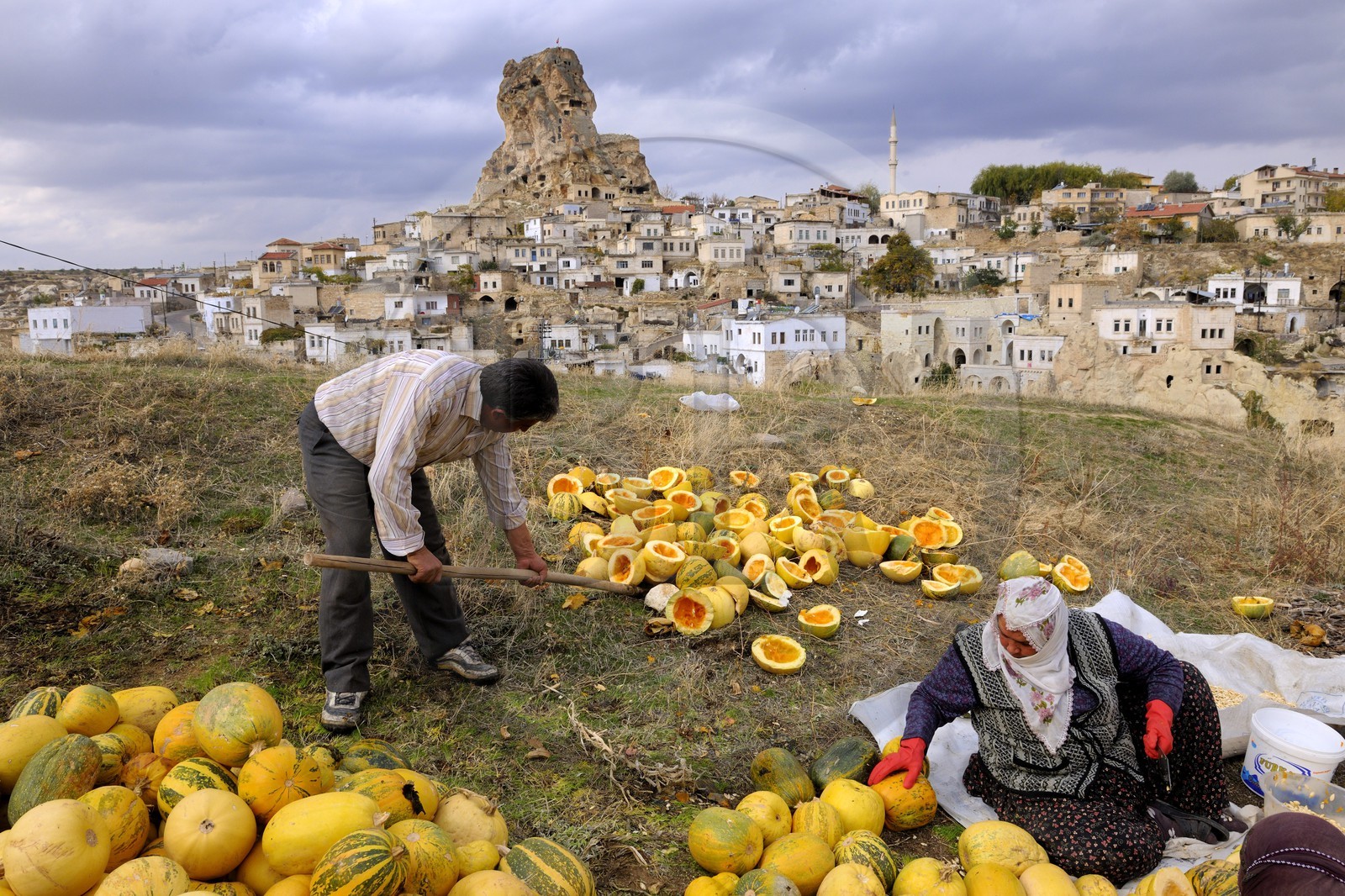 Turquie, Anatolie Centrale, province de Nevsehir, Cappadoce classée Patrimoine Mondial de l'UNESCO, village troglodytique d' Ortahisar, récupération des graines de pastèques Turquie, Anatolie Centrale, province de Nevsehir, Cappadoce classée Patrimoine Mondial de l'UNESCO, village troglodytique d' Ortahisar, récupération des graines de pastèques