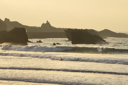 France, Pyrénées-Atlantiques (64), Pays-Basque, Biarritz, surfer à la Grande Plage et le Rocher de la Vierge en arrière plan